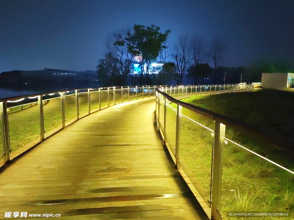 灯光路面夜景