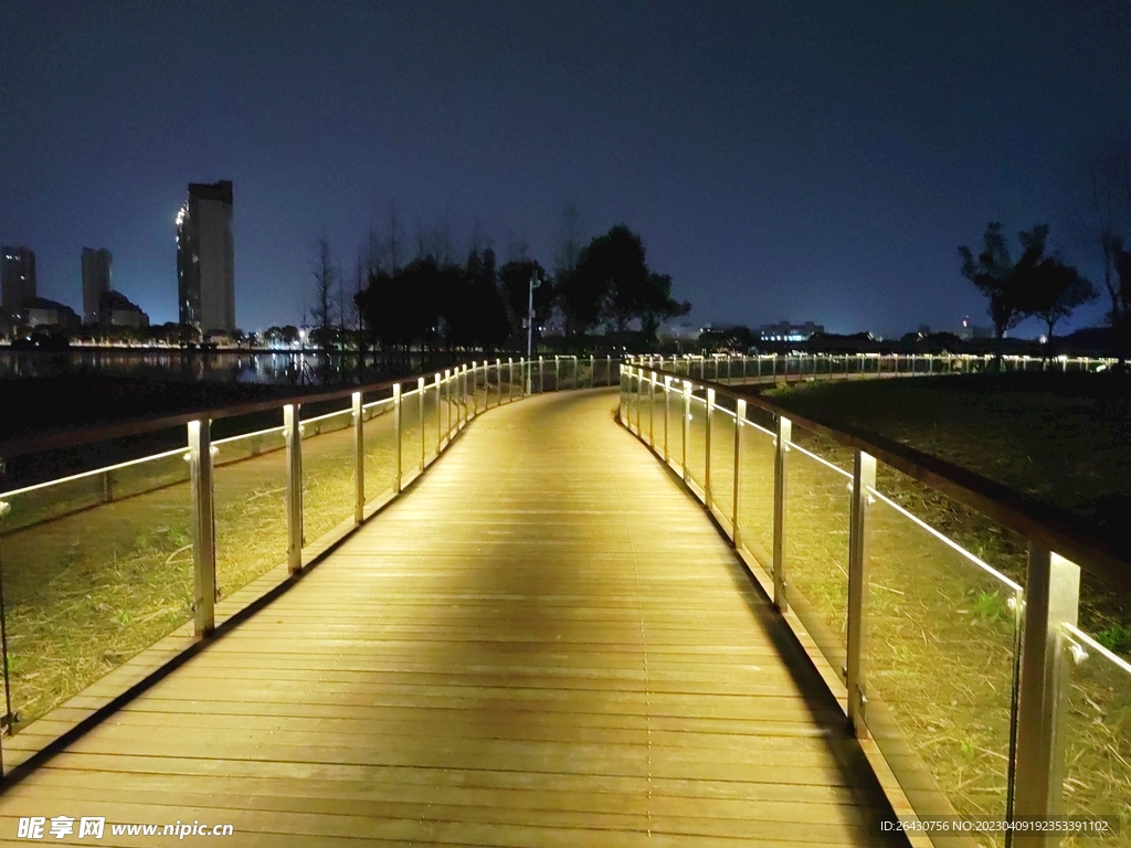 城市健身步道夜景