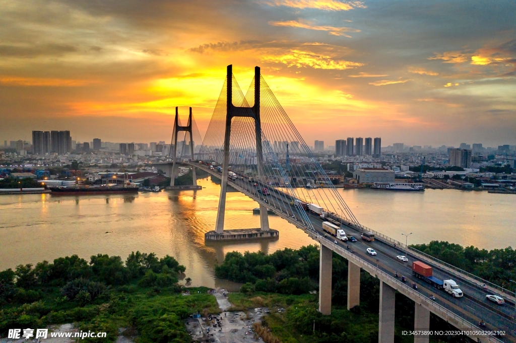 黄昏下的大桥