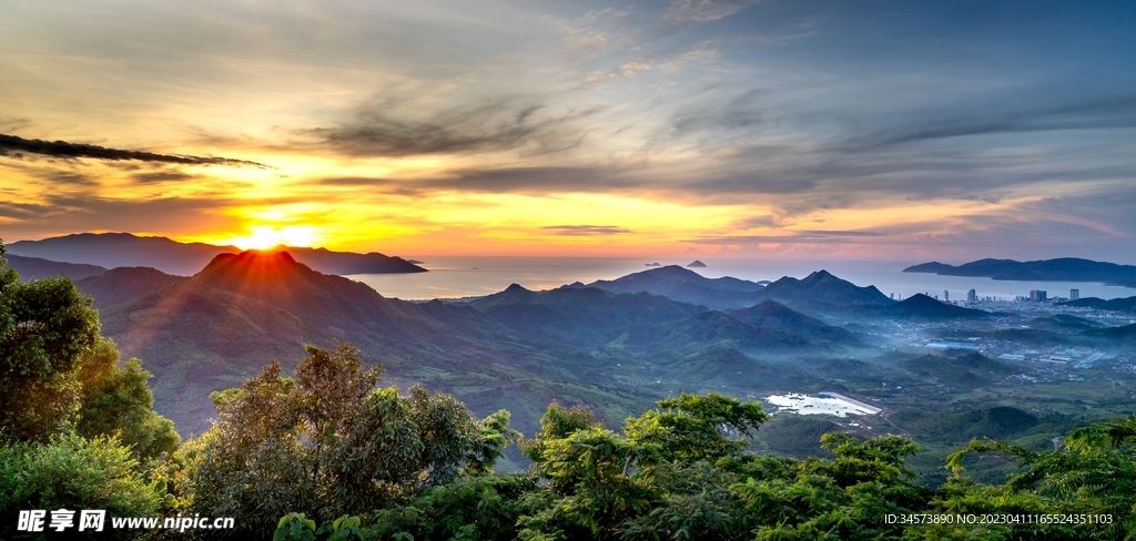 黄昏下的山水之城
