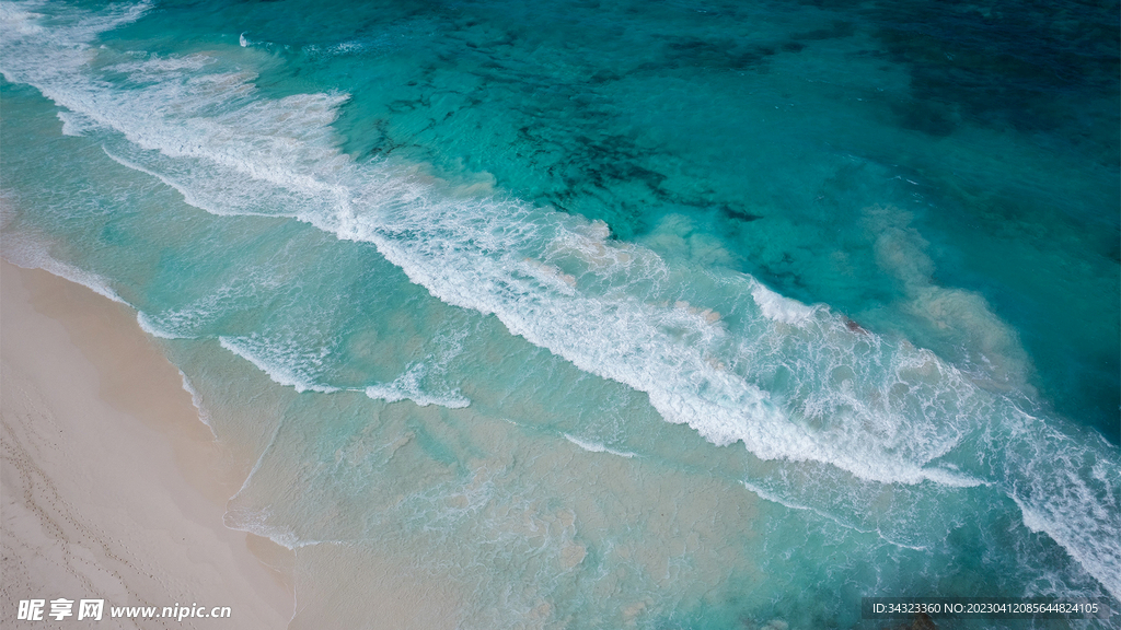 清澈的沙滩海浪美景背景图