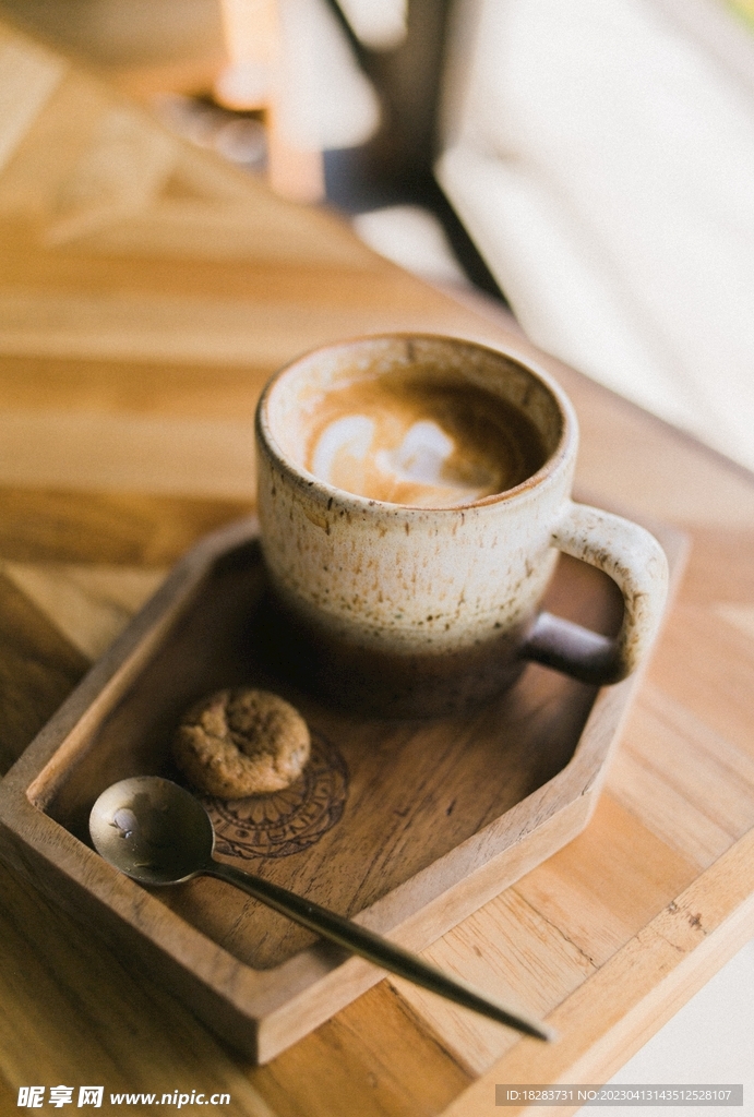 木桌上的下午咖啡茶