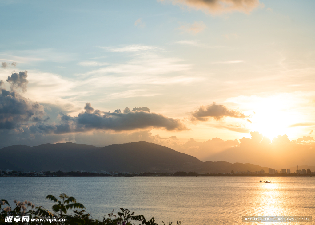远山天空背景
