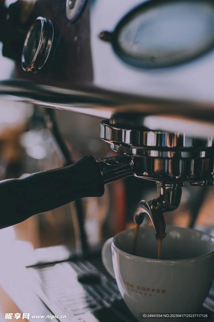咖啡机冲咖啡高清图片
