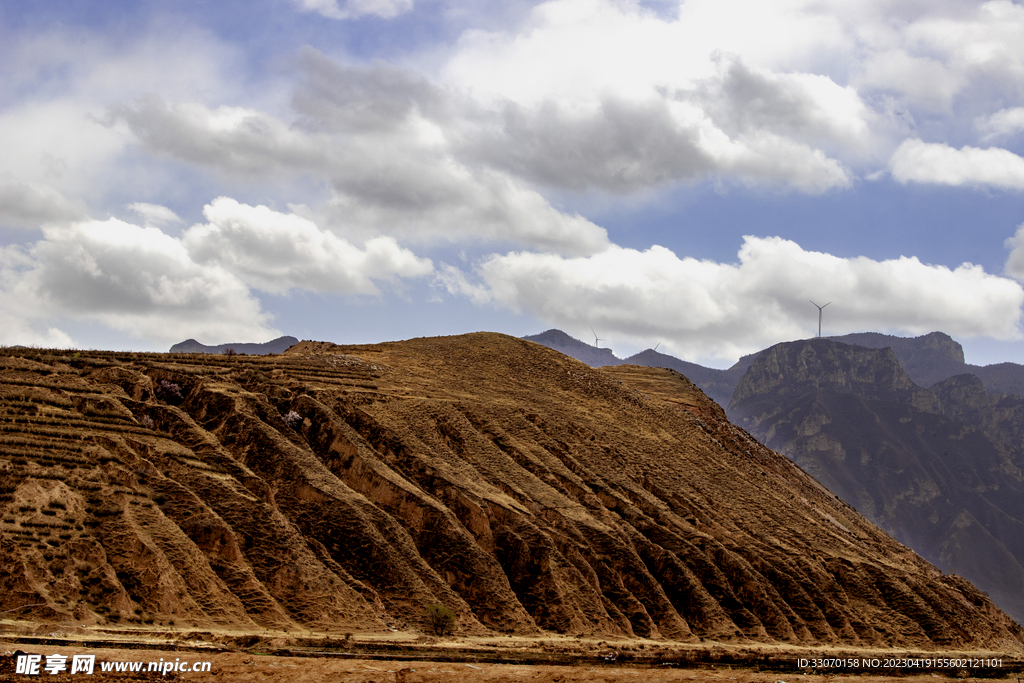 黄土高坡蓝天白云