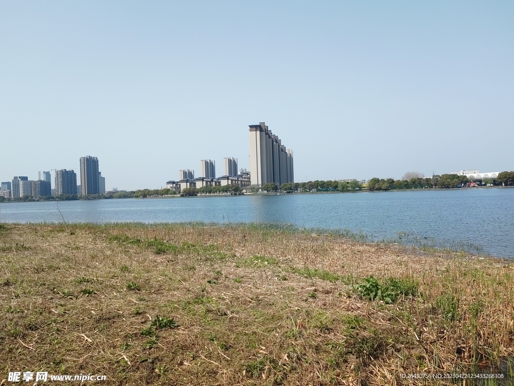 湖边草地建筑