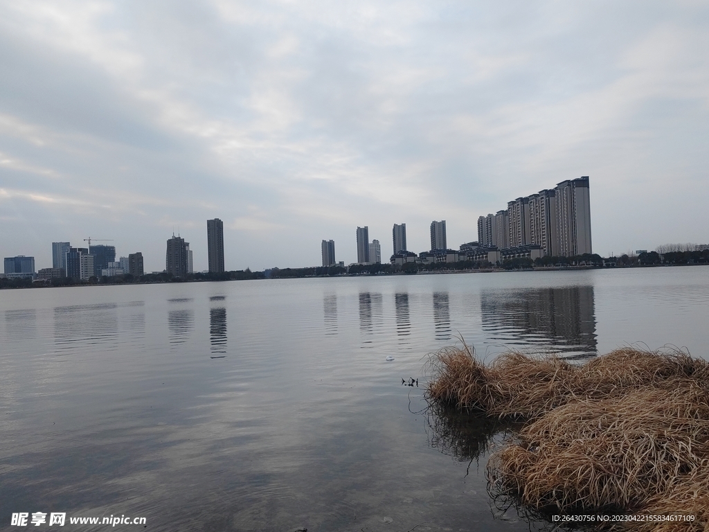湖边建筑群