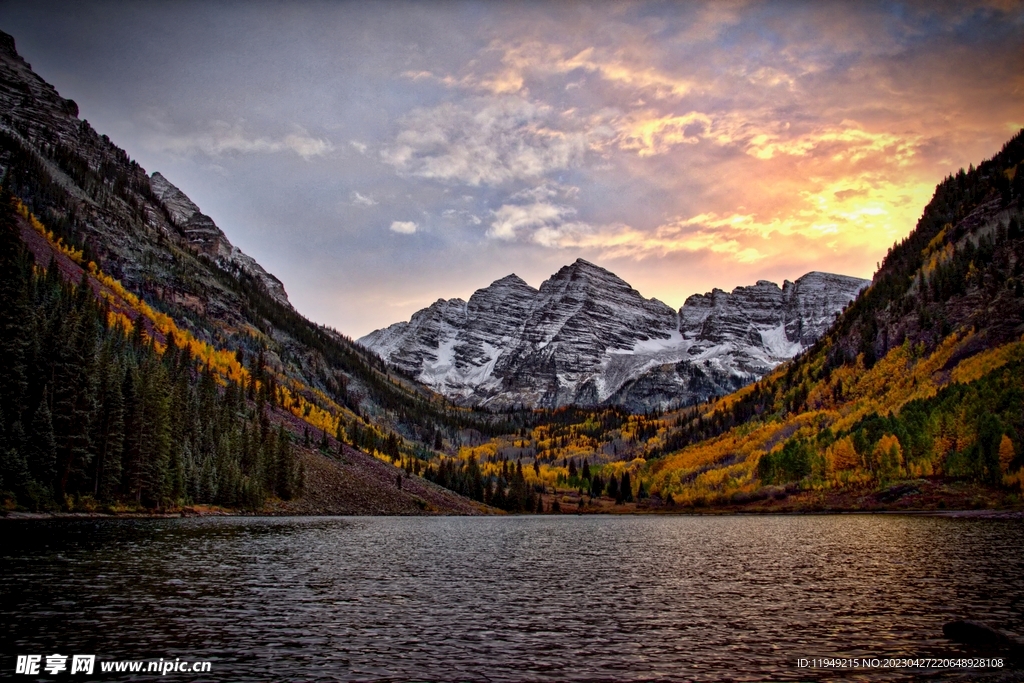 雪山下的湖泊风景 