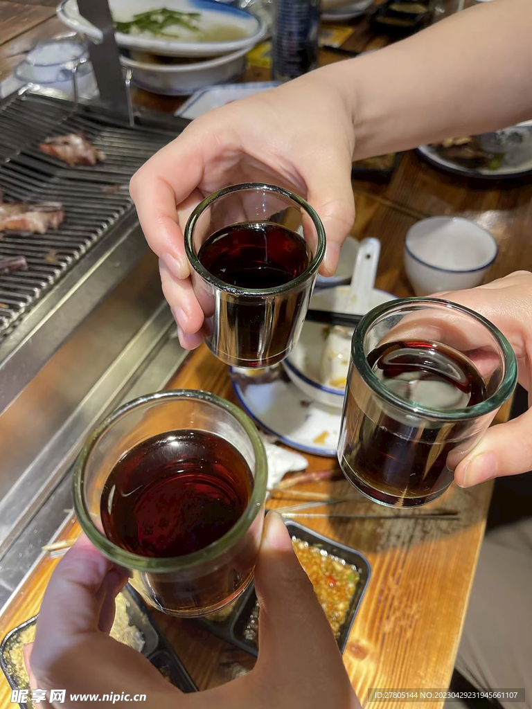 举杯喝酒