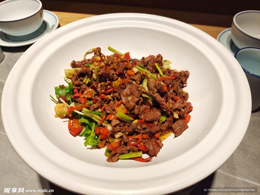摔打牛肉