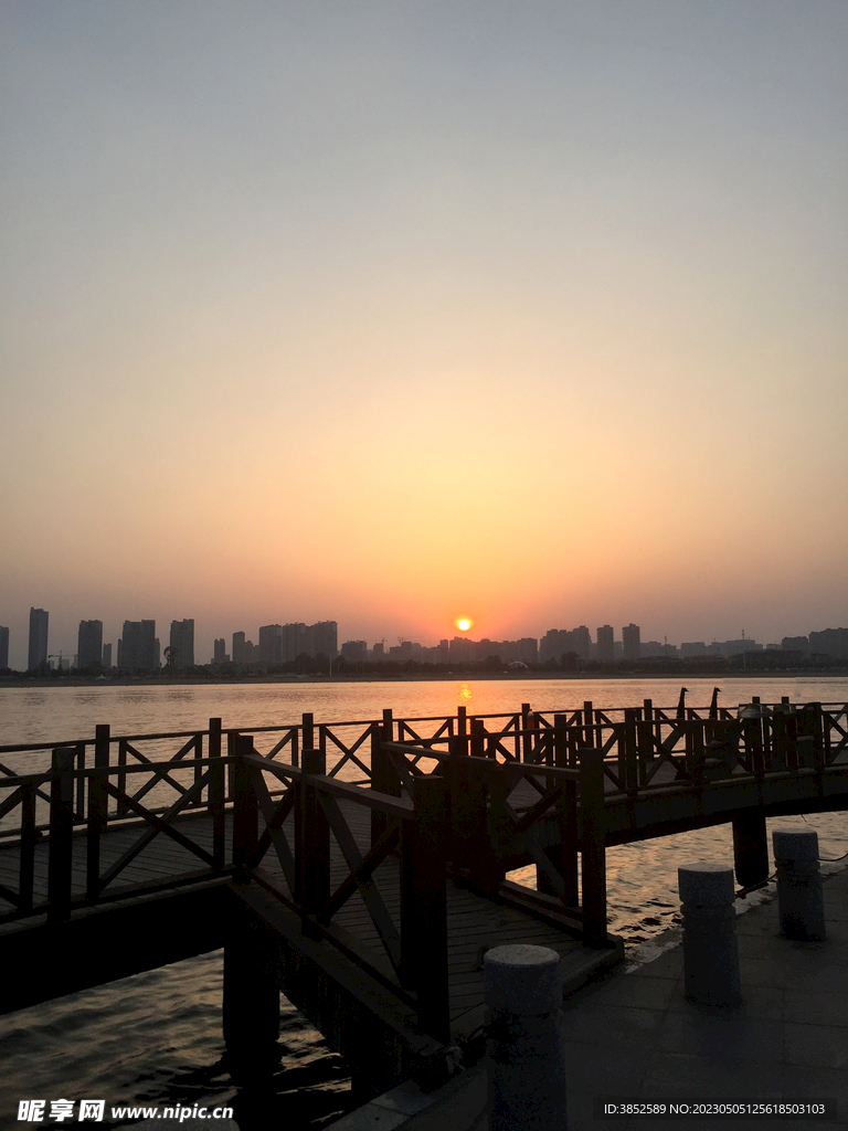河边太阳