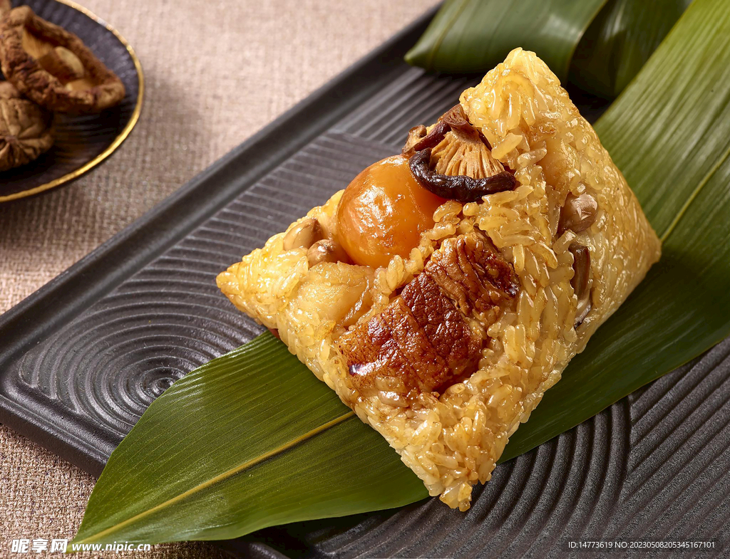 瘦肉蛋黄香菇粽子