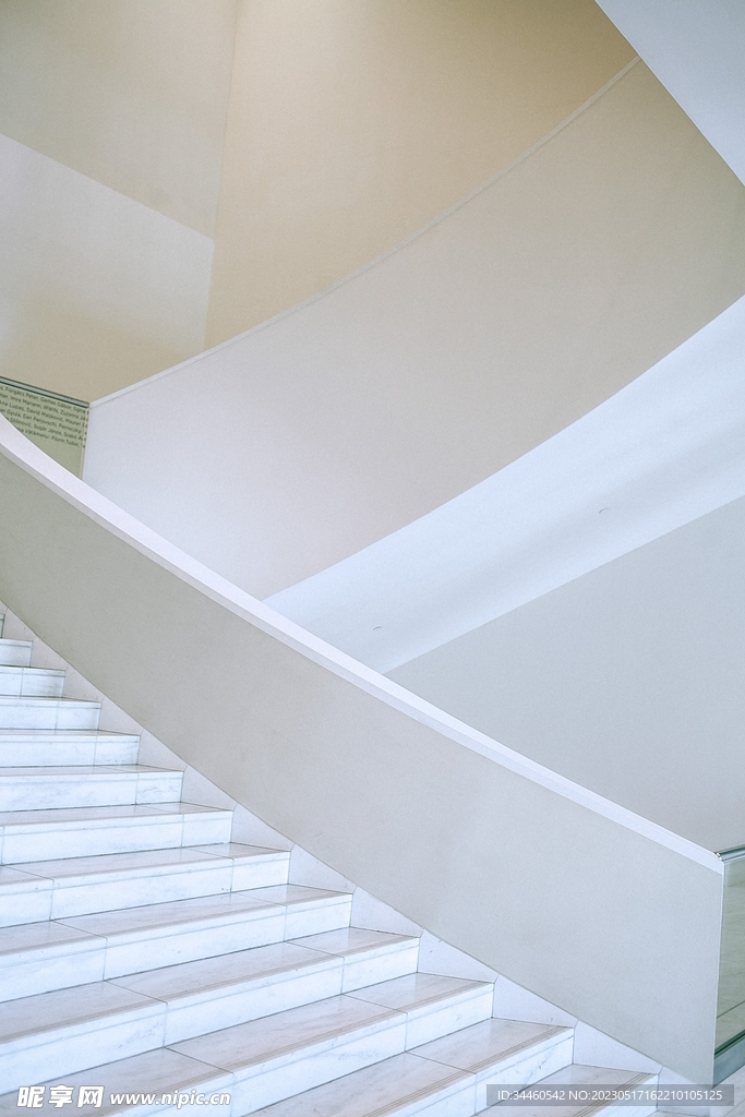 白色楼梯