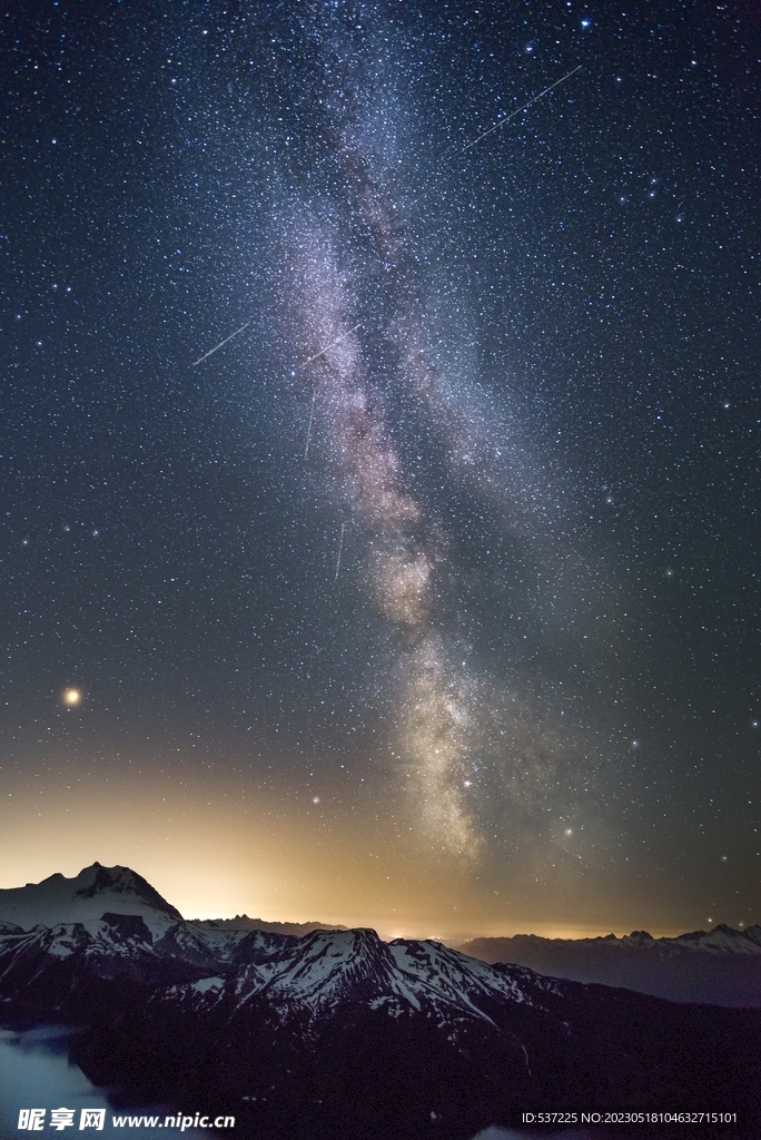 雪山与星空