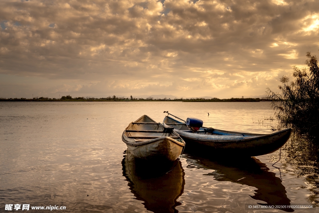 黄昏湖边小船