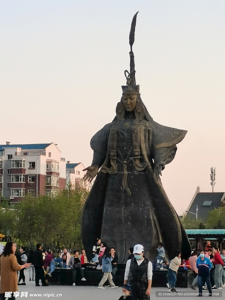 世纪广场里的大塑像