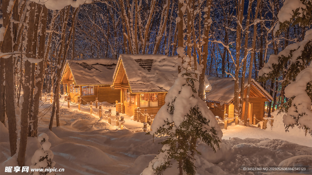 夜晚雪地木屋