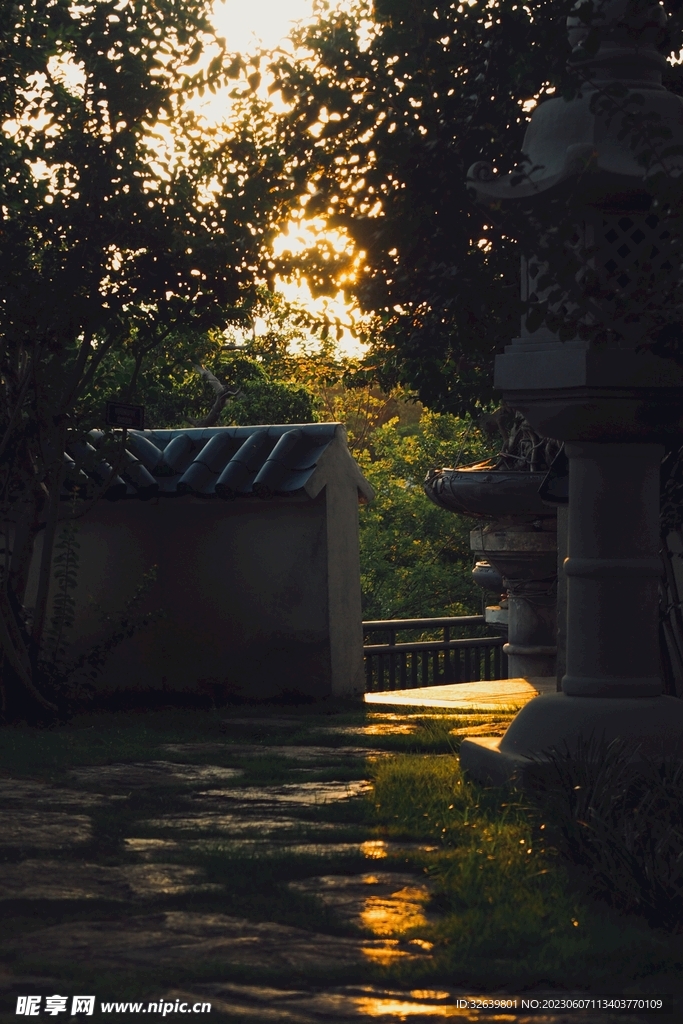 夕阳下的院落