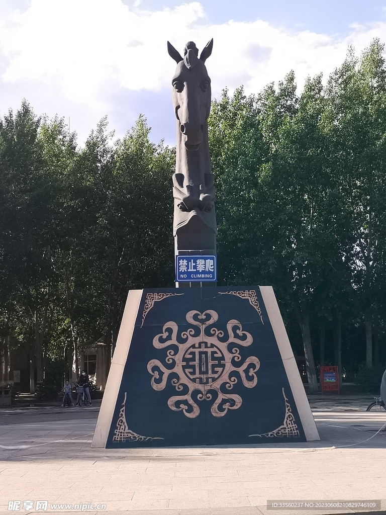 马头琴塑像正面