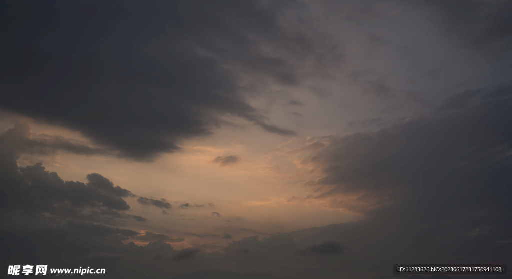 乌云风暴天空