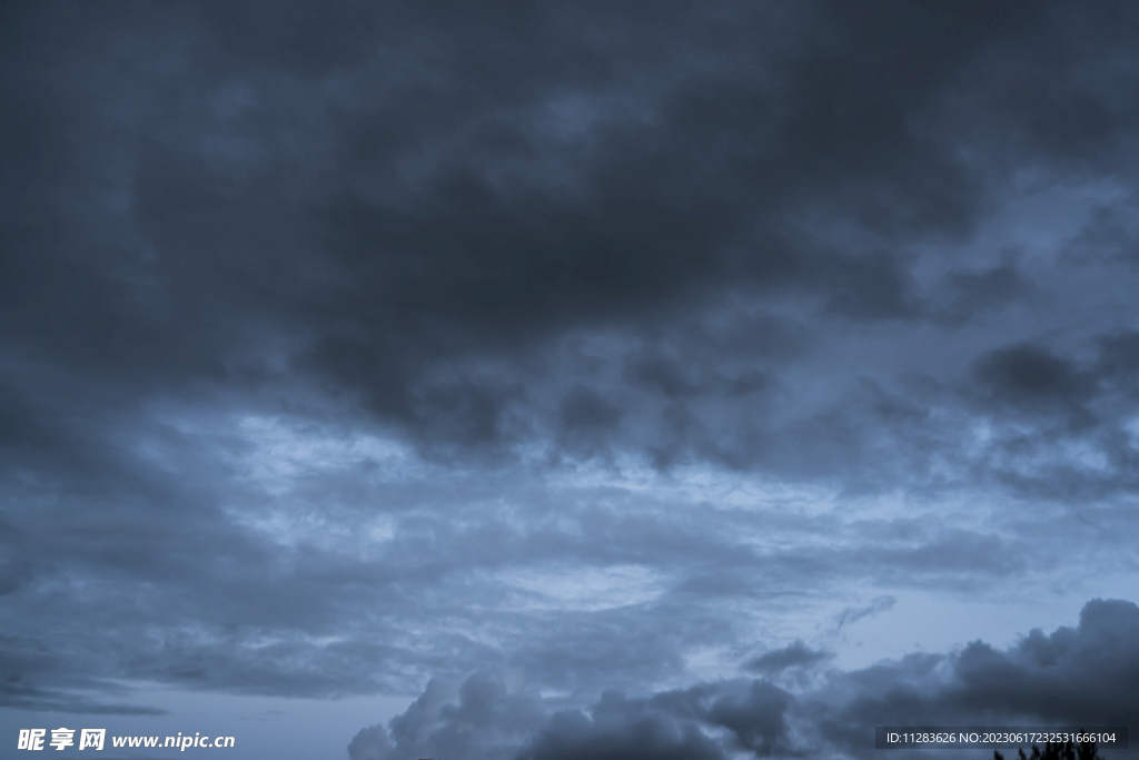 乌云风暴天空