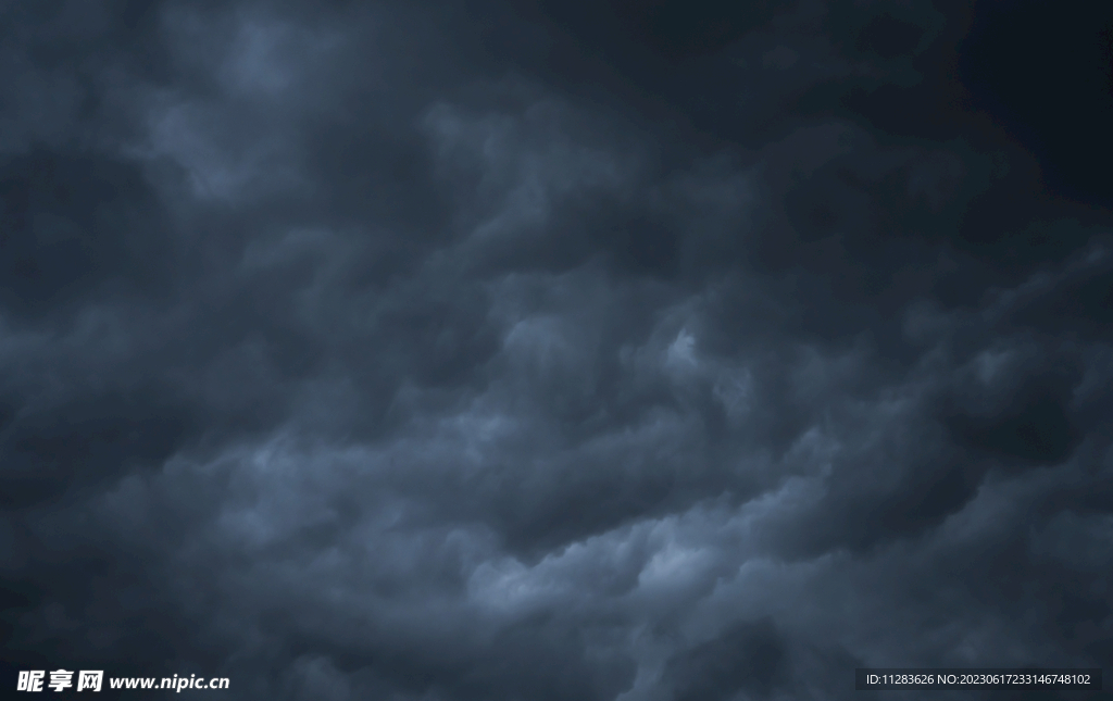 乌云风暴天空