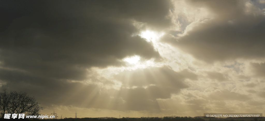 乌云风暴天空