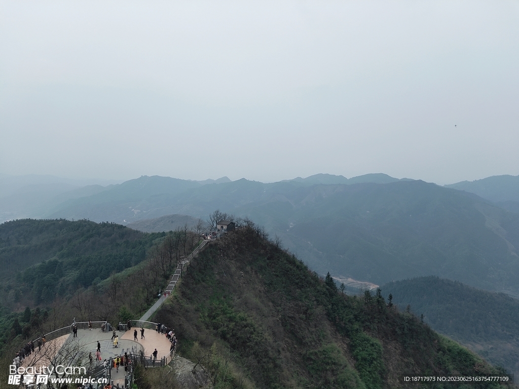 山巅小庙