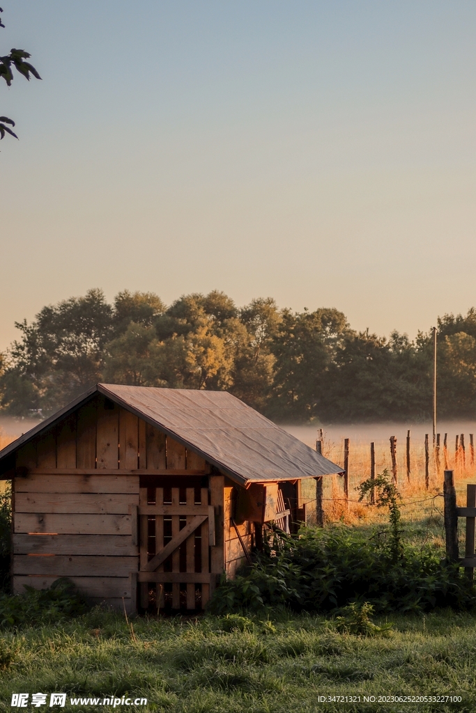 落日下的小木屋