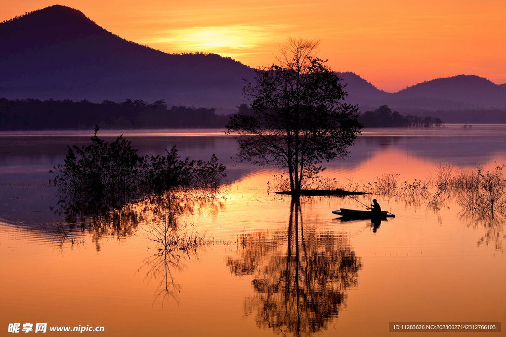 夕阳湖面