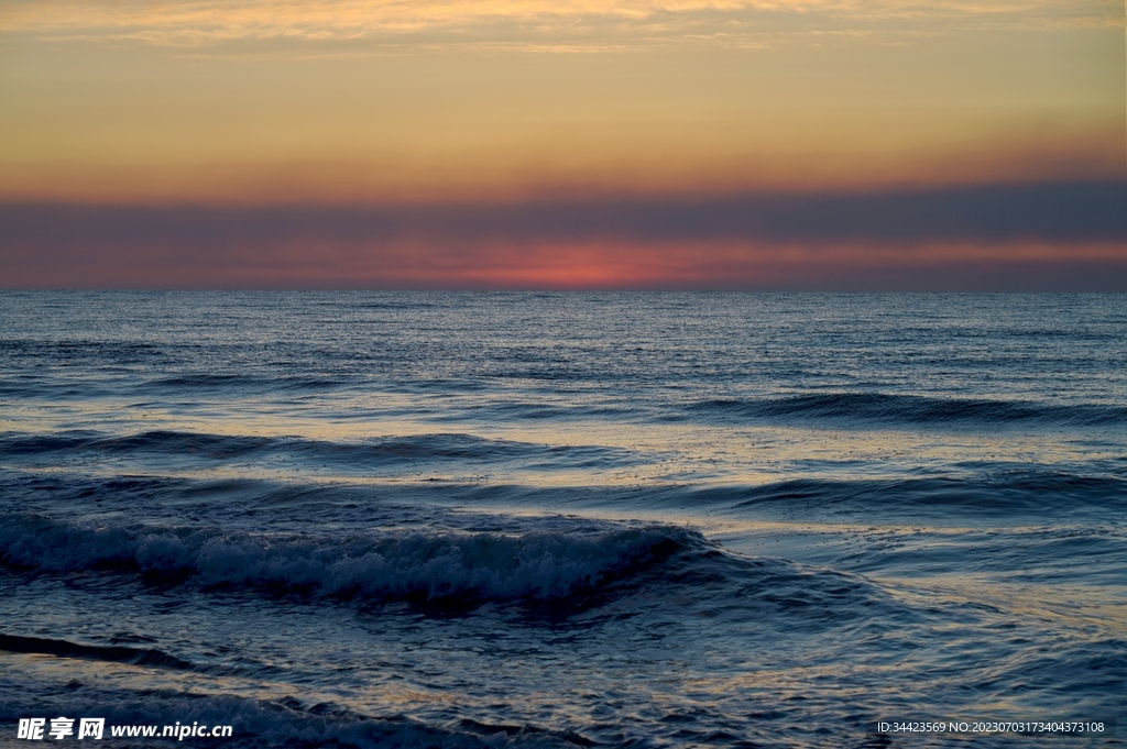 黄昏的海