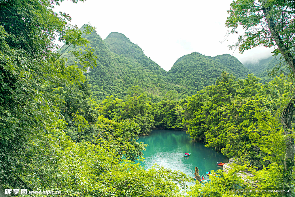 山中水潭
