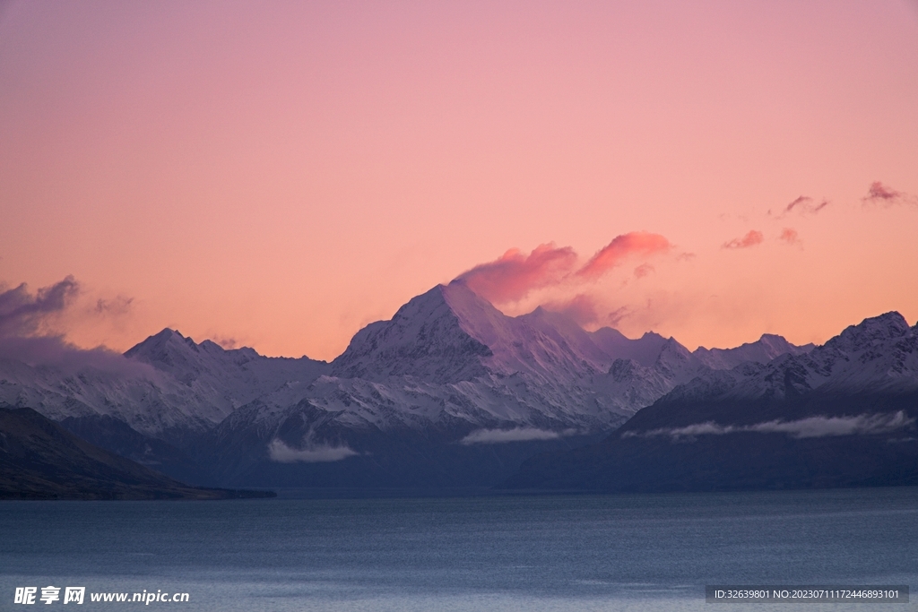 夕阳下的雪山