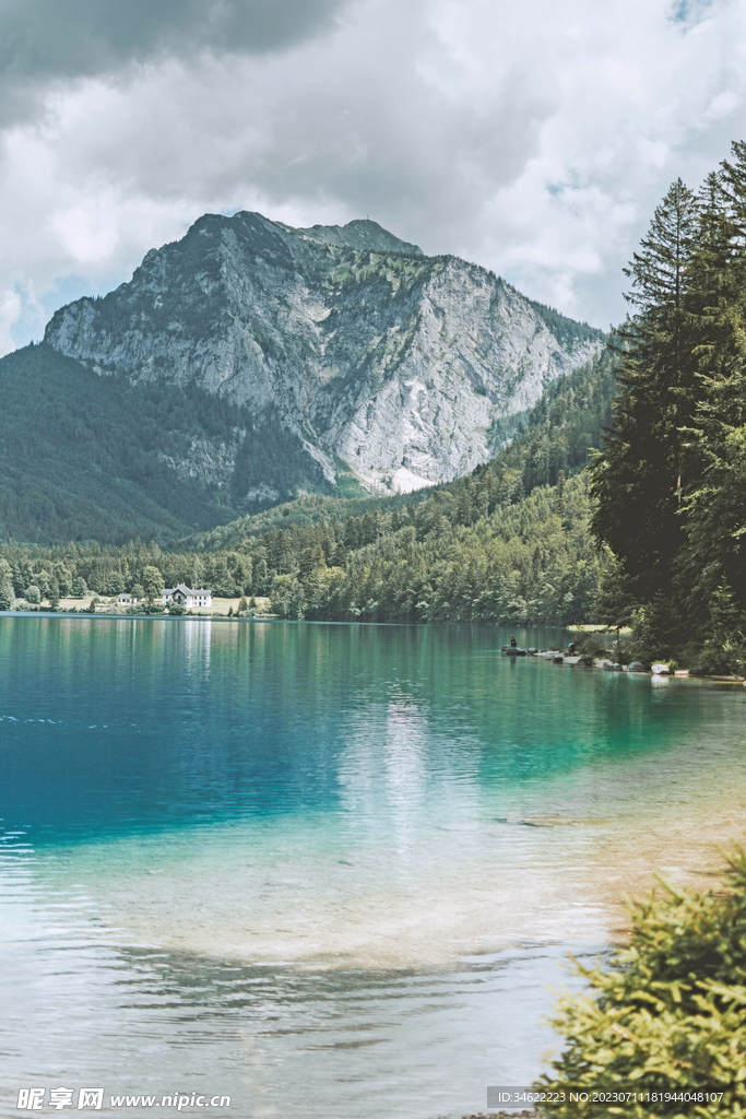 高山湖水