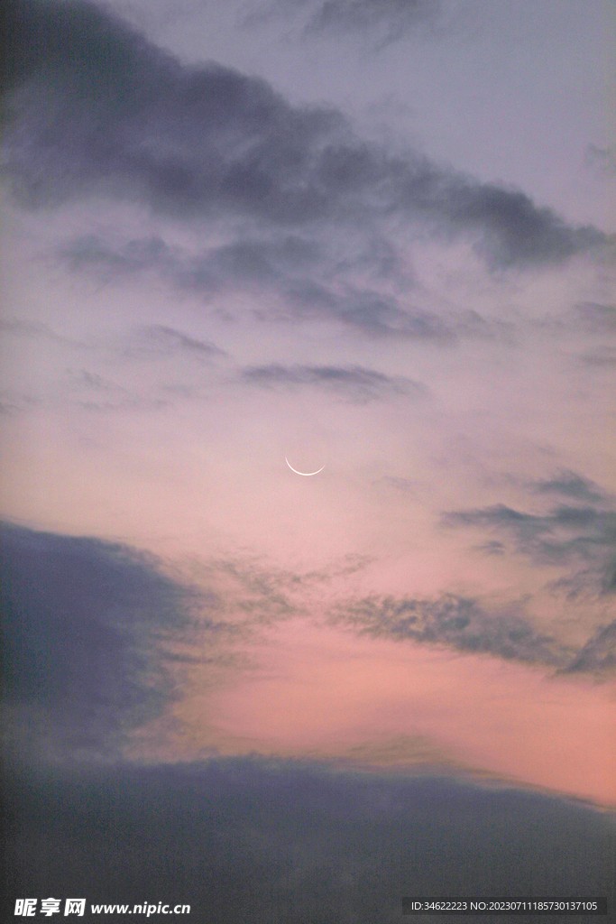 月挂高空