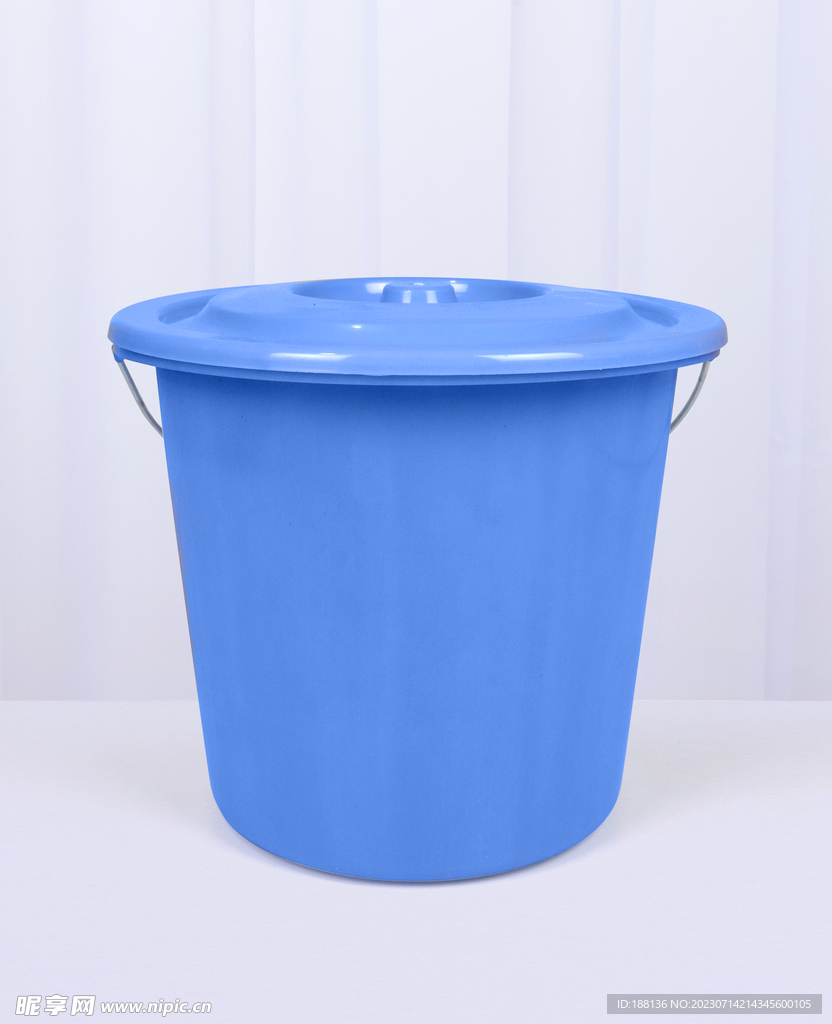 蓝色水桶