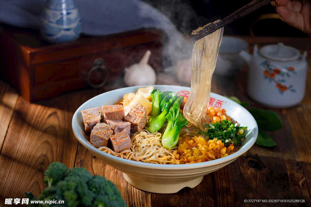 牛肉酸辣粉