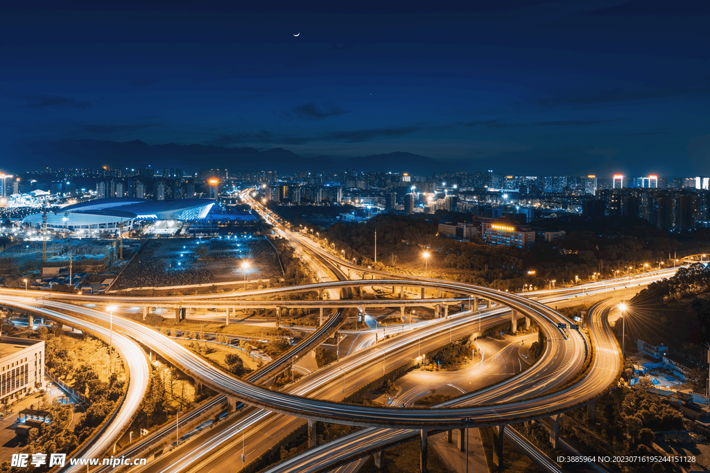 夜景下的立交桥图片