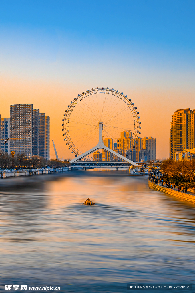 江边的城市摩天轮