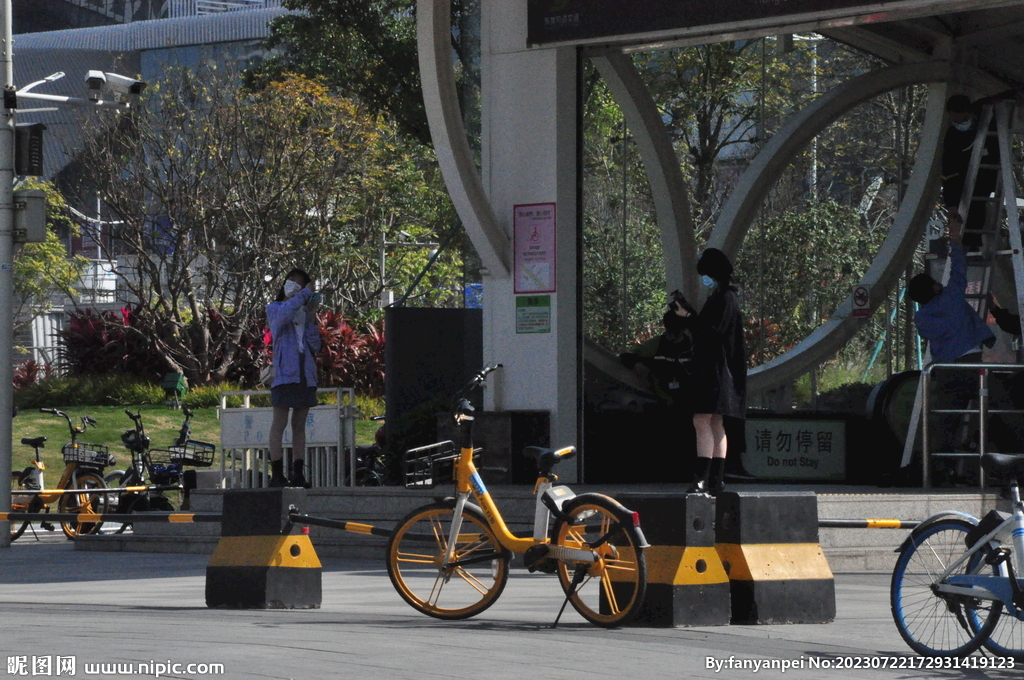 城市公交站共享单车