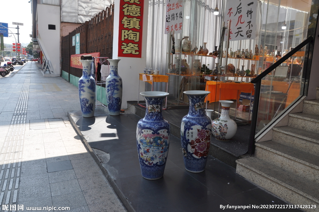 沿街摆摊商店门前