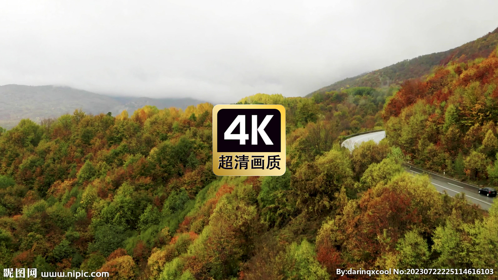 山间道路上行驶的汽车