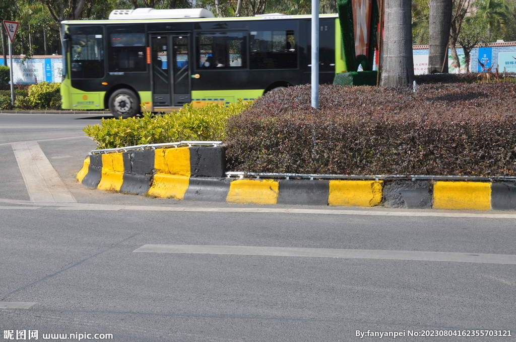 机动车道弯位花坛警示线