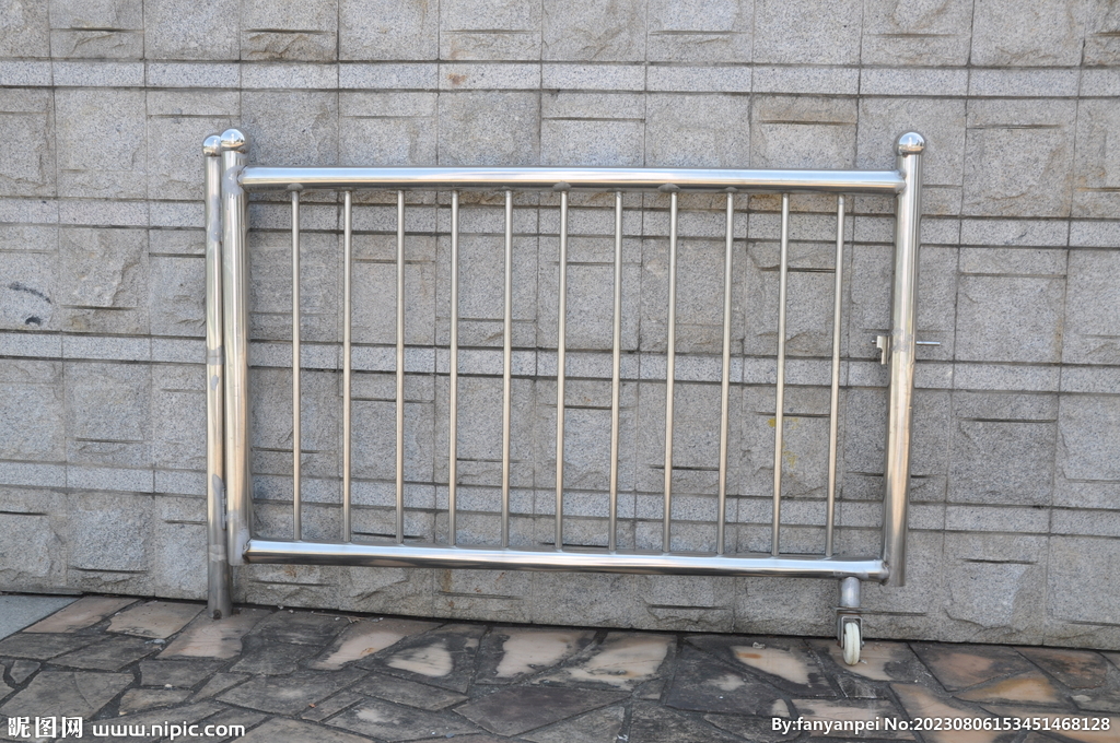 不锈钢护栏与石墙