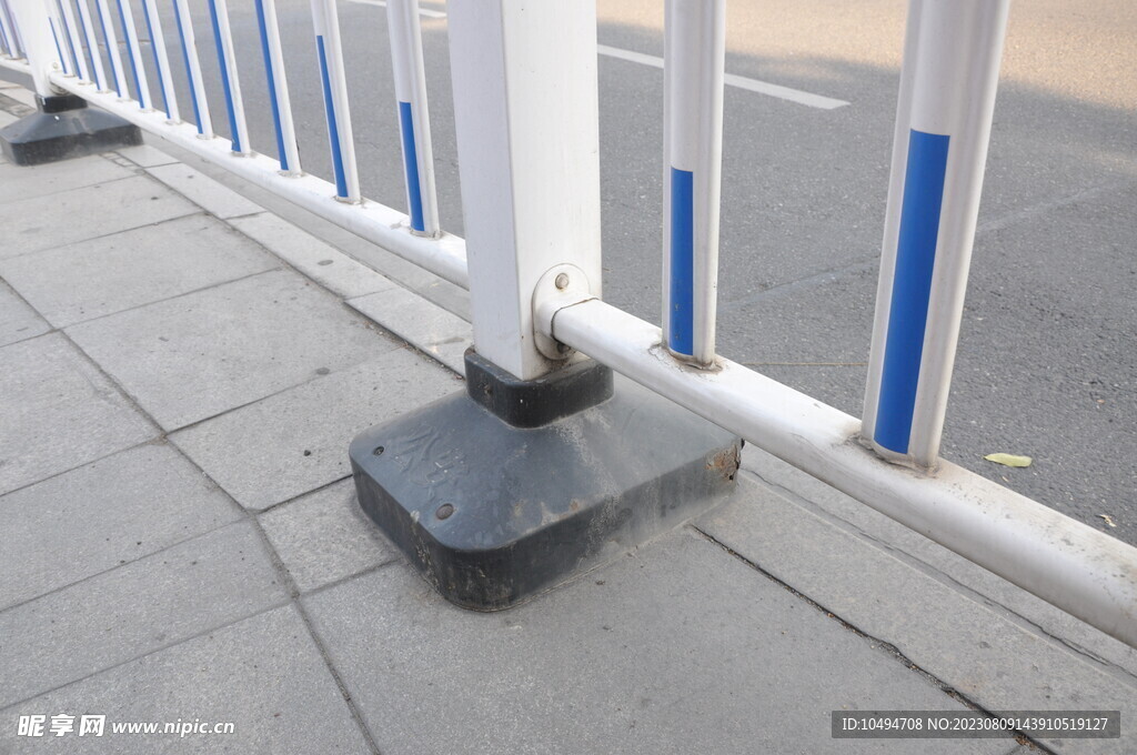 白色交通护栏