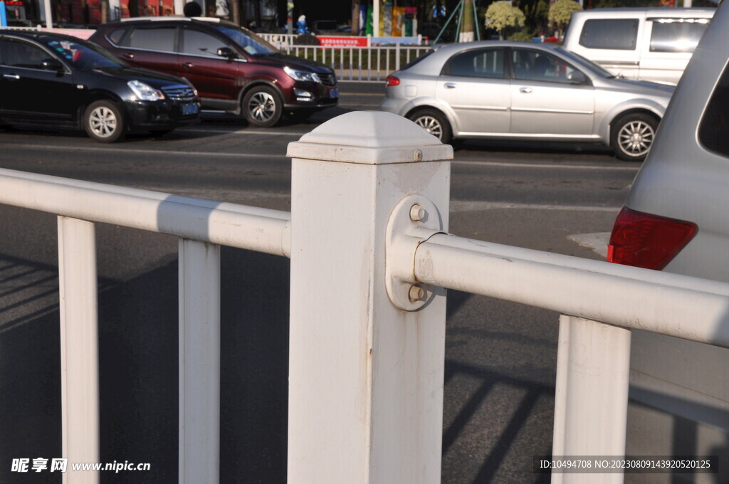 白色交通护栏细节