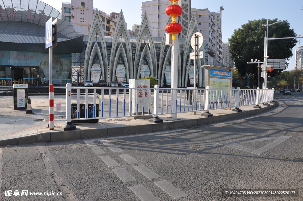 早晨晨曦下的道路护栏