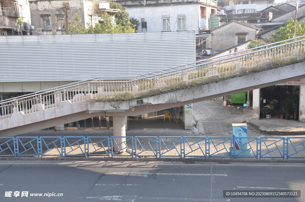 城市蓝色道路护栏
