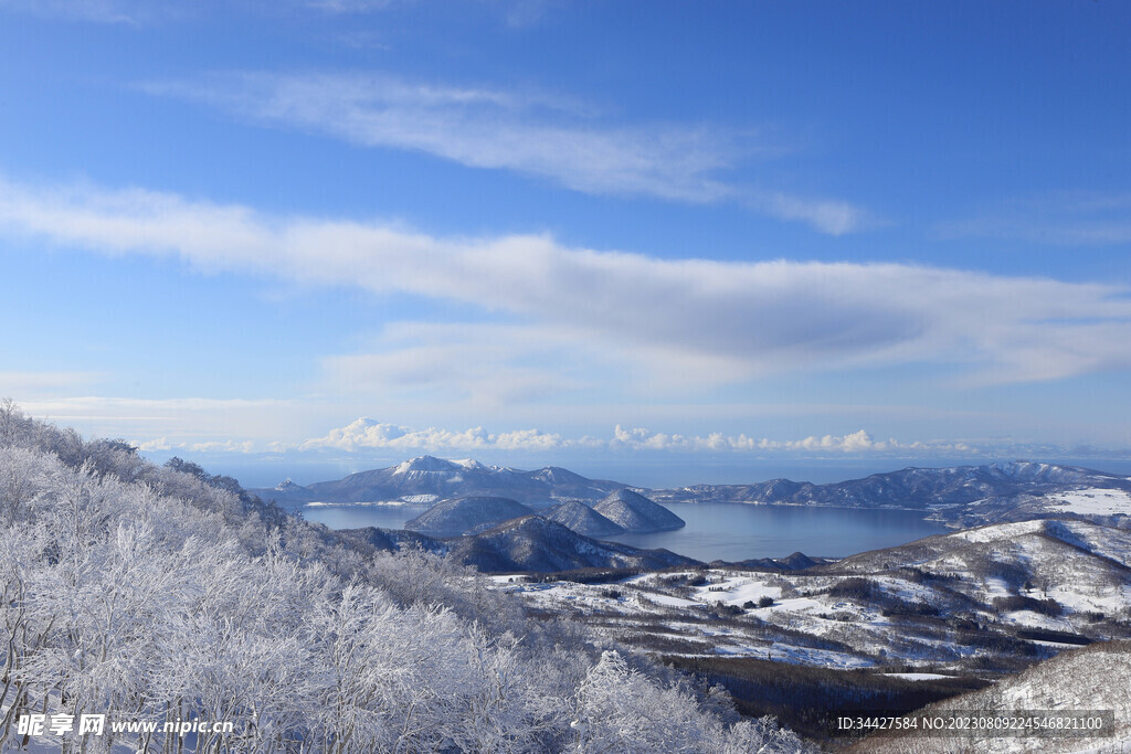 山脉和雾淞雪景