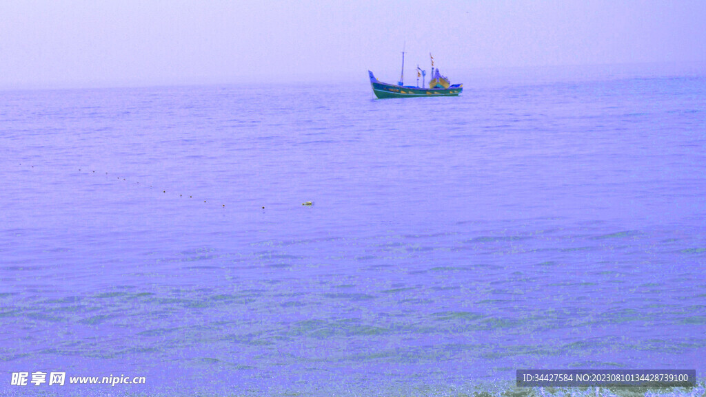 海上的船